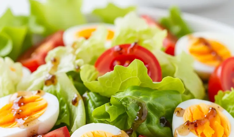 Ensalada saludable con lechuga, tomate y huevo duro para recetas de ensaladas frescas y equilibradas