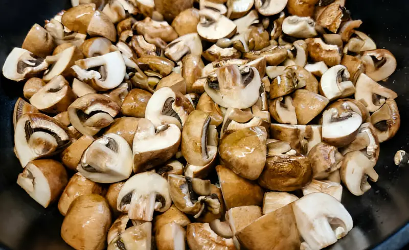 Recetas con hongos: salteando champiñones en una sartén