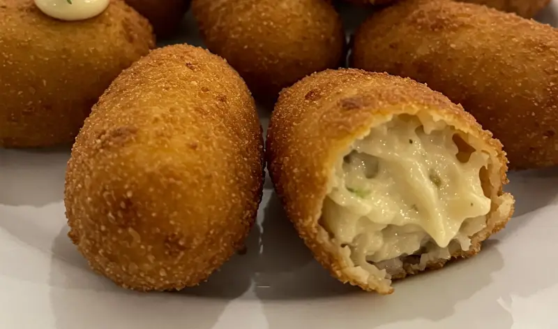 Croquetas caseras crujientes con relleno cremoso, ideales para recetas de aperitivos y tapas tradicionales.