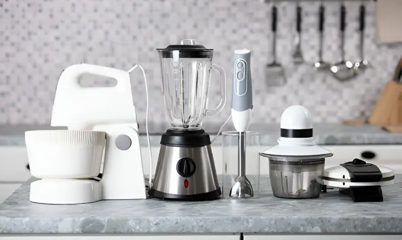 Varios electrodomésticos de cocina sobre una encimera