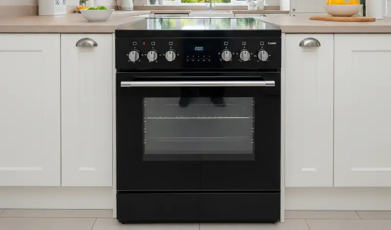 Horno eléctrico moderno en cocina amplia