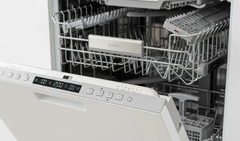 Lavavajillas blanco con panel digital en cocina moderna