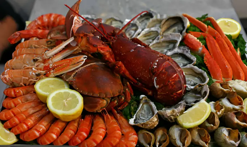 Una mariscada con diversos tipos de marisco