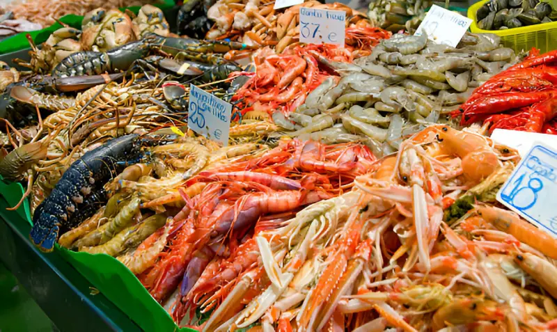 Un puesto de mariscos en un mercado