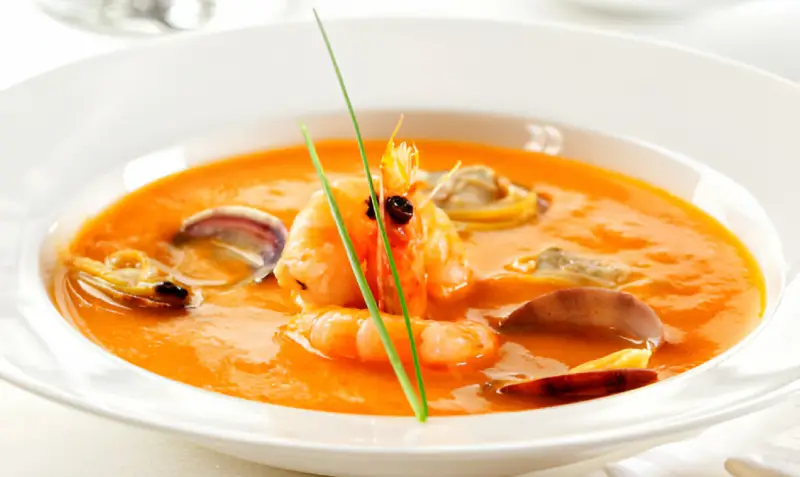 Un plato con crema de mariscos